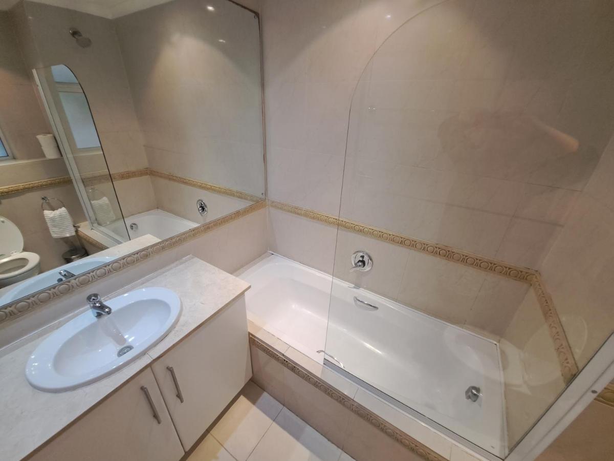 3 Bedroom Sea Facing Family Apartment Cape Town Moullie Point Εξωτερικό φωτογραφία
